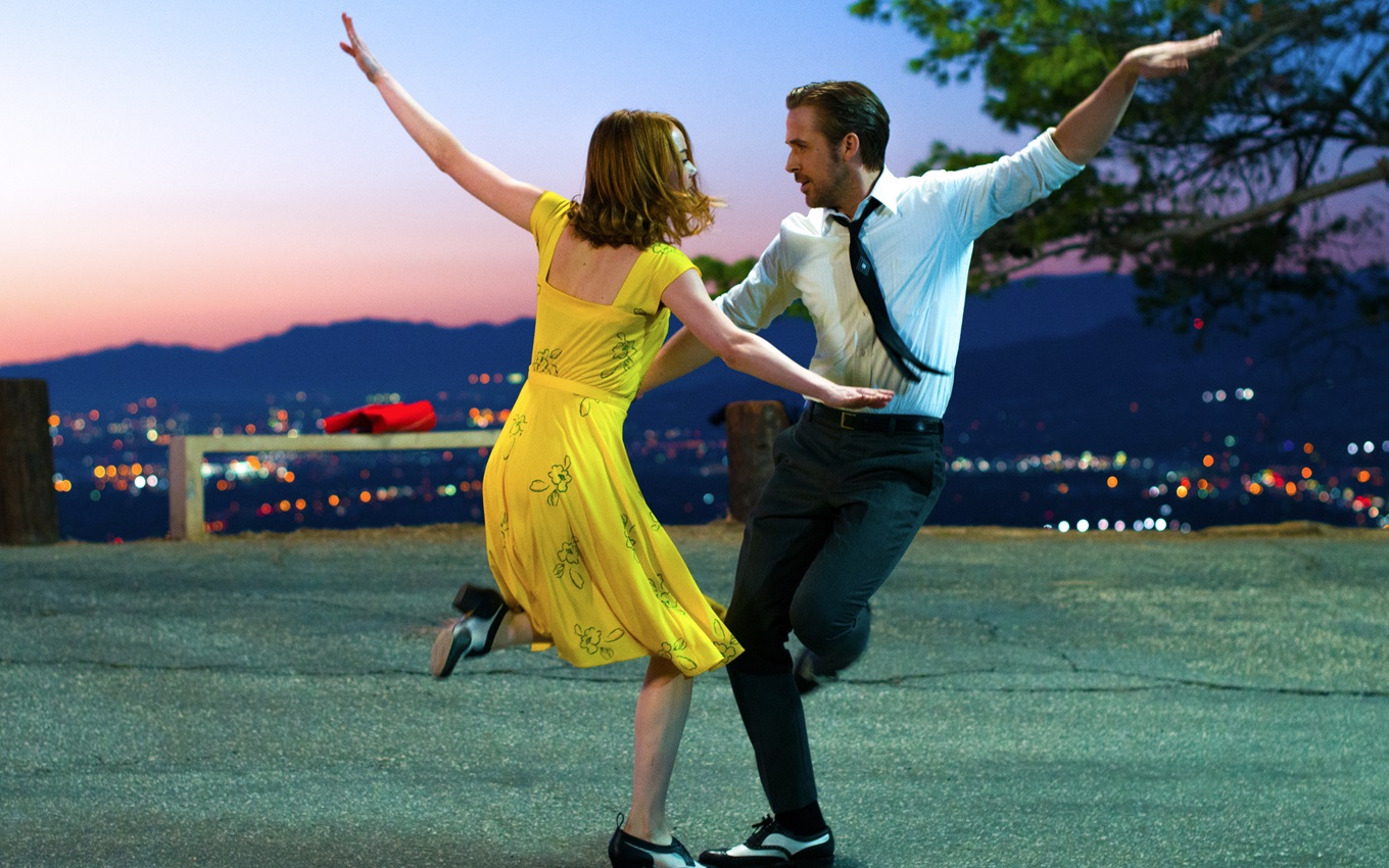 Emma Stone e Ryan Gosling em cena de La La Land, um dos melhores musicais da história